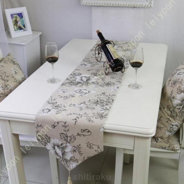 ●綿麻素材で、柔らかくて厚手生地、手洗いにも洗濯にも耐えます。●定期的に替えてお部屋の雰囲気を替えてみてはいかがでしょうか。シンプルでありながらモダンな雰囲気が素敵なテーブルランナーです。●クラシックのテーブルランナーをインテリアの一つとし...