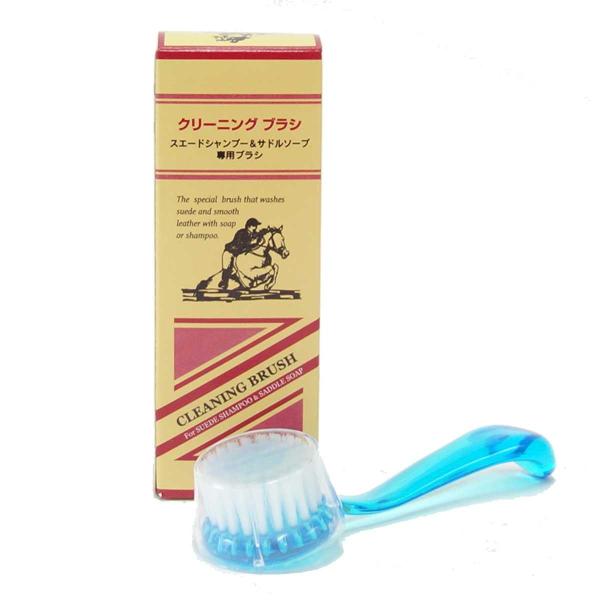【特長】　サドルソープやスエードシャンプーで靴の　水洗いをする際に、細かい部分はスポンジ　では洗いづらいとの声をいただき発売が決　まった水洗い専用「クリーニングブラシ」。　洗いづらい靴のメダリオン部分やコバの間　なども簡単にブラシの毛先が届...