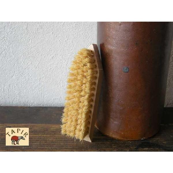 天然素材だけを使ったドイツ生まれの皮革用ケア用品靴底の汚れや泥汚れなどを落とす、タワシのようなブラシです。木の部分はエッジがきいているので、ハードな汚れも落とせます。原材料：ブナ材、ココナツファイバー種類：クリーニングブラシ寸法：長さ13....