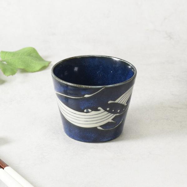 商品説明おおらかなクジラが描かれた蕎麦猪口。めんつゆ以外にも湯飲みや小鉢としてもお使いいただけます。商品詳細サイズ／8.3×8.3×高さ6.7cm重さ／約160g容量／約180cc(満水)素材／磁器質感／つややか生産地／日本(美濃焼)電子レ...