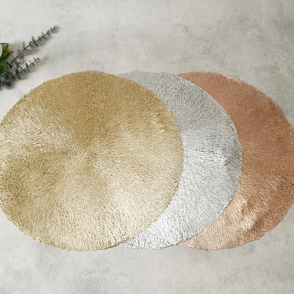 商品説明繊細な編み目が広がるラウンド型のプレイスマットです。ゴールド・シルバー・ピンクの3色展開で、食卓に合わせて上品なアクセントを添えられます。商品詳細サイズ／直径38.2×高さ0.1cm重さ／約101g素材／PVC(ポリ塩化ビニル樹脂)...