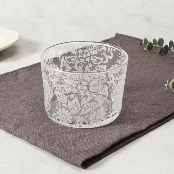 商品説明花柄がテーブルに華やかさを添えるガラスカップです。商品詳細サイズ／口径8.1×高さ5.8cm重さ／約117g容量／約220cc(満水)素材／ガラス質感／つややか生産地／中国食洗機可電子レンジ・オーブン・直火不可※サイズは全て外寸にな...