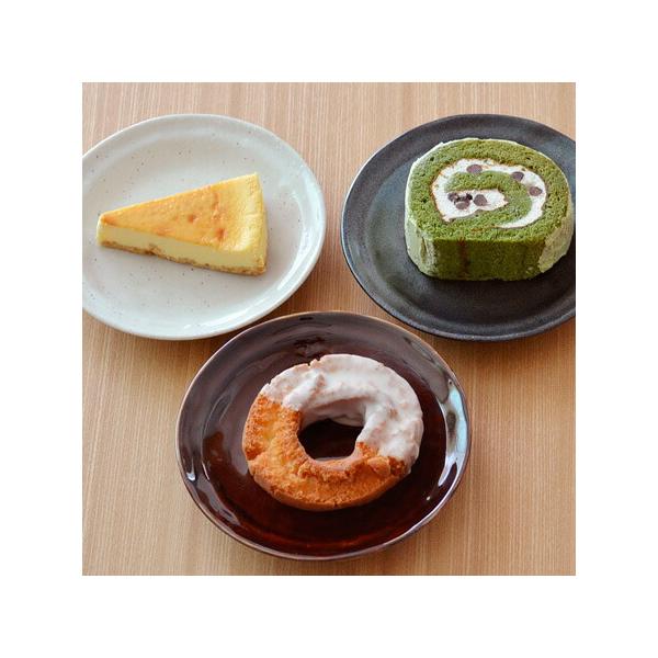 商品説明素地を叩いた跡をわざと残し、でこぼことした質感が温かみを 感じさせているプレートです。手造りのような風合いと、和洋両方の雰囲気を併せ持っています。取り皿、ケーキ皿に最適なサイズです。商品詳細サイズ／直径16×高さ2.3cm重さ／約2...