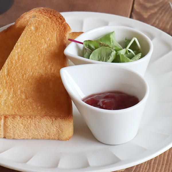 商品説明とがった口がとても注ぎやすくなっており、ソースやドレッシングシューズとして、 形がとってもオシャレなカップです。ティータイムにミルクを入れたり、シュガーやナッツを入れてもかわいいですよ。商品詳細サイズ／6.3×8×高さ5cm（一番高...