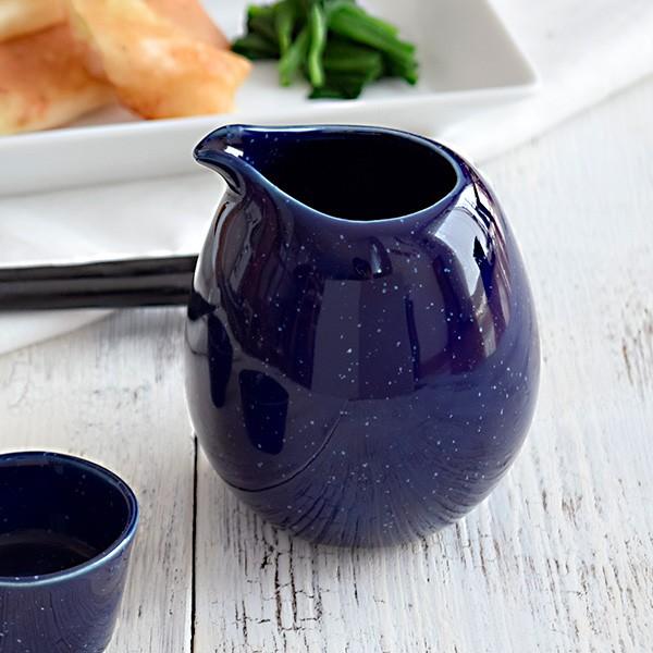 商品説明全体に散りばめられたグレーの粒が、まるで夜空に浮かぶ星のよう。幻想的な印象の美しい酒器は、和食器だけでなく、洋食器とも合わせやすいですよ。幅広い年代の方に使っていただけるデザイン。いつもの冷酒がより一層美味しく感じそうですね。お酒は...