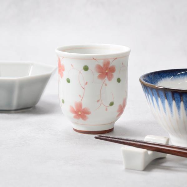 商品説明素朴な花柄が趣ある湯呑み。商品詳細サイズ／口径7.5×高さ8.1cm重さ／約156g容量／約200cc（満水）素材／磁器質感／つややか生産地／日本(美濃焼)電子レンジ・食洗機可オーブン・直火不可※サイズは全て外寸になります。※サイズ...