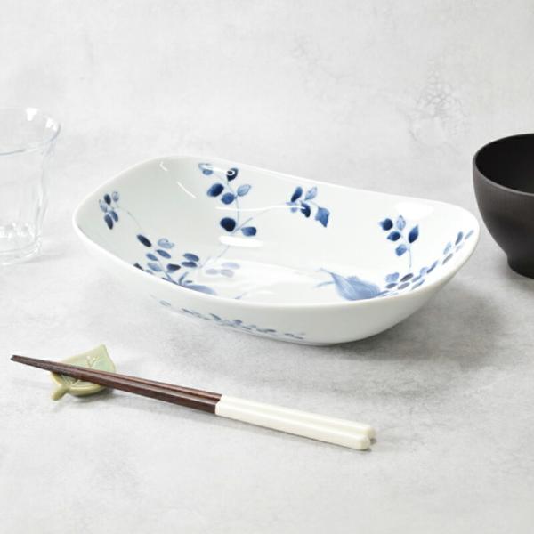 商品説明双草紋の美しい模様が食卓を華やかにする大きな角皿です。大鉢はおかずの盛り鉢、サラダボウルなど、多用途に使えます。深皿ですので汁物や汁気のある料理もOK。商品詳細サイズ／25.5×18.2×高さ6.2cm重さ／約675g容量／約980...