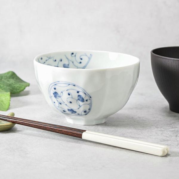 商品説明ブルーの絵付けが美しい丸型茶碗です。電子レンジ・食洗機可で普段使いにもぴったりです。商品詳細サイズ／12.5×高さ7.6cm重さ／約257g容量／約510cc（満水）素材／磁器質感／つややか生産地／日本(美濃焼)電子レンジ・食洗機可...