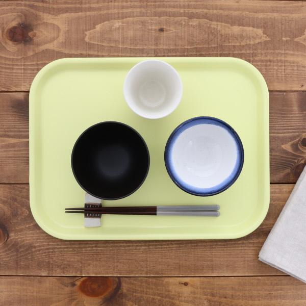 商品説明パステルイエローが可愛い、軽くて丈夫なPPE樹脂製のトレイです。朝食やおやつタイム、ランチに。お子さん用にもおすすめのサイズです。商品詳細サイズ／直径35.3×26.8cm×高さ1.7cm重さ／約234g素材／PPE (ポリフェニレ...