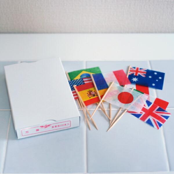 ◆サイズ旗：横5.5×縦3.7cm楊枝：8cm楊枝の太さ：2mm◆旗部素材　不織布有名国旗が20カ国、計200本ランダムで入っています。20カ国の中には「日本・アメリカ・イタリア・イギリスオーストラリア・フランス・ドイツ」の7カ国が必ず含ま...