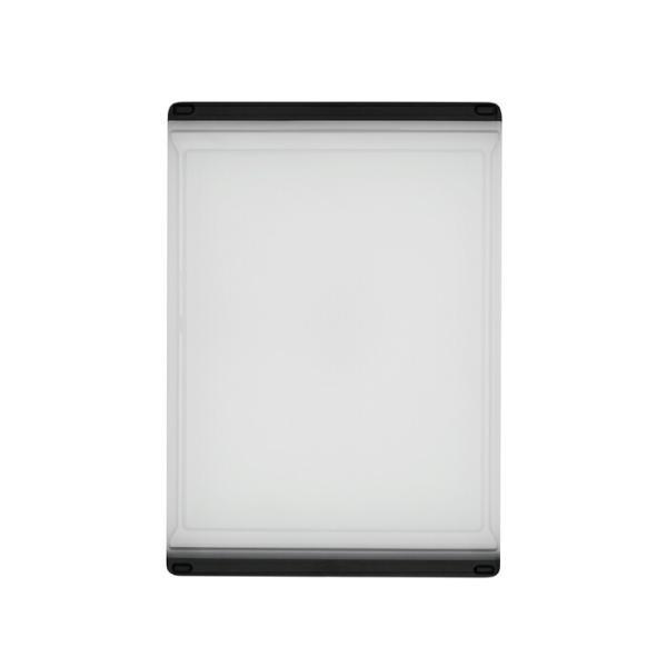 ●商品仕様●◆サイズ：縦22.7cm×横32.7cm×高さ1.3cm◆材質：ポリプロピレン/熱可塑性エラストマー◆耐熱・耐冷温度：120℃◆重さ：約517グラム※食器洗浄乾燥機可■特徴OXOのカッティングボードがリニューアルしました。両端に...