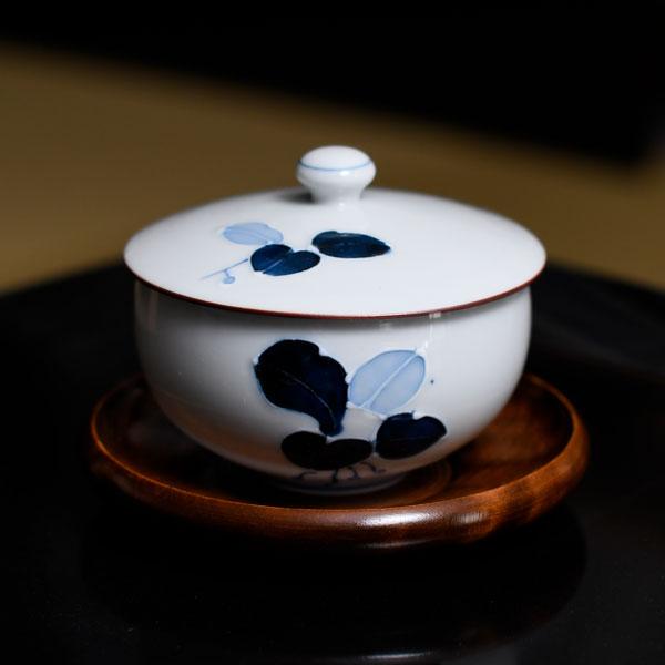 高級感あふれる上品な蓋付煎茶。来客用のおもてなしの器としておすすめです。商品廃番により、特別価格でご提供します。この商品は在庫限りとなります。他店舗にて完売してしまった場合、ご注文を取消させていただく場合がございます。予めご理解のうえ、ご購...