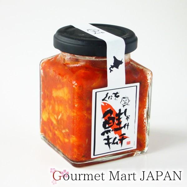 只今北海道にて話題の海鮮キムチをご紹介いたします。こちらのキムチ、主役は『鮭』。細かく刻まれた大根・ねぎなどの野菜と、一口大にカットした鮭を一緒に漬け込みました。鮭には脂ののりが程よいアトランティックサーモンを使用し、鮭独特のクセを消すため...