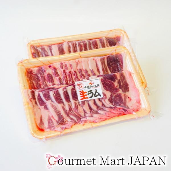 北海道名物「ジンギスカン」をご家庭で！調理は焼肉と同じです♪もやしや玉ねぎなどお好みの野菜と一緒に焼いてお召し上がりください。――――――――――――――――――――――――――――[商品内容]千歳ラム工房 生ラム500g×2パック[配送方...