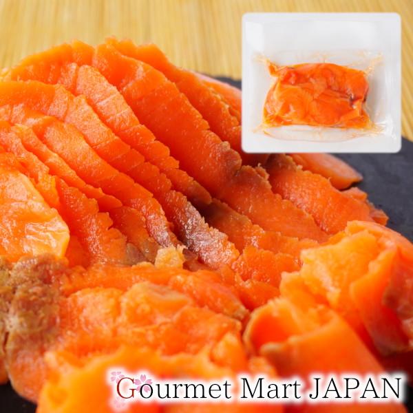 王子サーモンが丹精込めて燻製したトラウトサーモンの切り落としを集めて真空パックいたしました。ホテルやレストラン向けの業務用タイプを、使い勝手の良い200ｇでお届けします。一般的な切落としはサーモンの首や尾の身の部分が多く細切れとなっています...