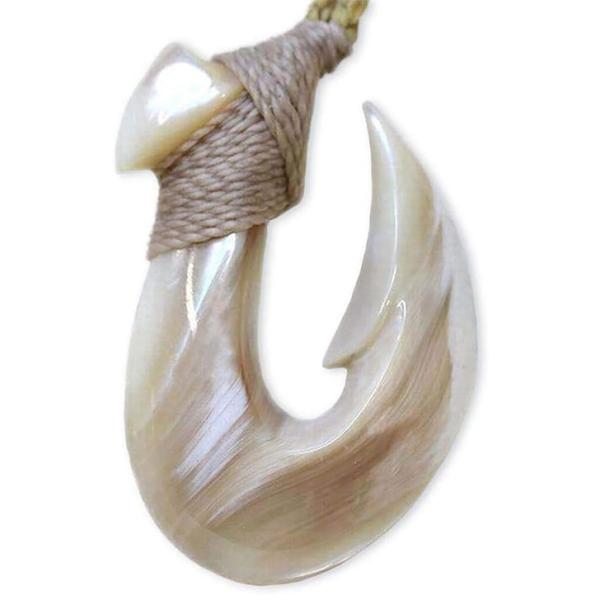 夜光貝のペンダント　「海神の歯」　ハワイアンジュエリー　ボーンカービング ハワイアンジュエリー フィッシュフック ネックレス シェルカービング