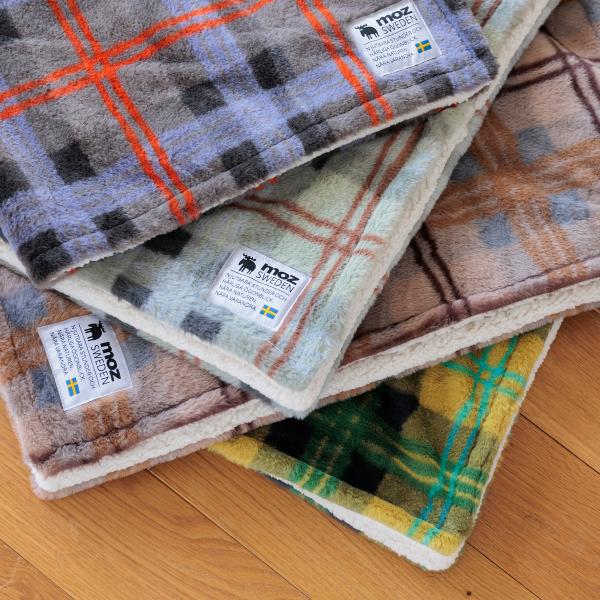 毛足の長いいつまでも触っていたくなるフワフワのファーを使用したチェックファーシリーズ。 トラッドなチェック柄はユニセックスで使いやすいデザイン。家族でシェア やプレゼントにも最適なシンプルな飽きのこないアイテムです。表面はラビットファーのよ...