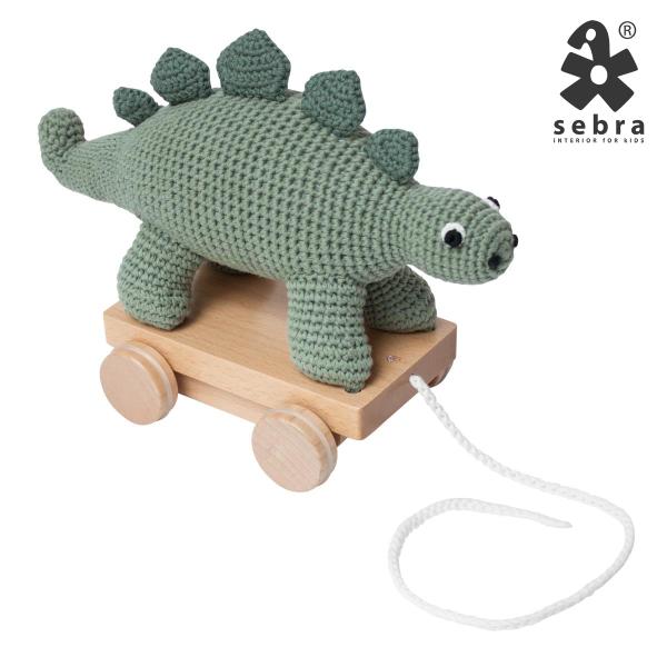 安心と品質を重視したデンマークのベビー＆キッズブランド【sebra セバ】北欧らいしいライトグレイッシュなカラーリングが特徴。男の子が大好きな愛嬌のある恐竜の編みぐるみのプルトイです。◆サイズ：約27×19×12.5cm◆素材：コットン、ポ...