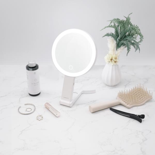 置ける、持てる、掛けられる 3way仕様3色LED調色調光機能や3way仕様で持ち運びもできるミラー。 お出かけ先でもしっかりお顔をチェック。◆等倍と5倍拡大の両面ミラー◆USB充電式TypeCコードレスタイプのUSB充電式で持ち運び可能。...