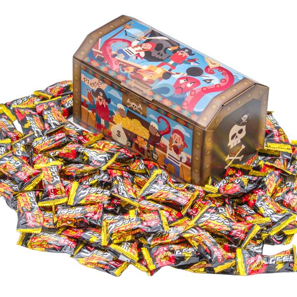 【内容】ブラックサンダー ミニバー 900g※景品表示法の関係で大袋に入った状態でお届けになります。【宝箱サイズ】25.7cm×14.1cm×14cmパイレーツ：特別仕様の宝箱 【ブラックサンダーミニバー】ココアクッキーとプレーンビスケット...