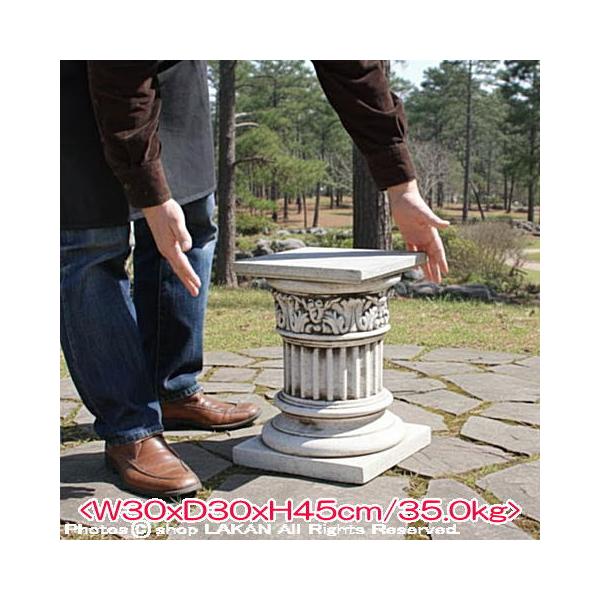 (パピーニアゴスティーノ社製) ロンバルディア台座 ART-765 / 材質：人工大理石製 / サイズ： W30 x D30 x H45cm / 白セメントと大理石砕粒子の練り込みの原料により成型された作品です。石像人形、石像花鉢等と組合せ...