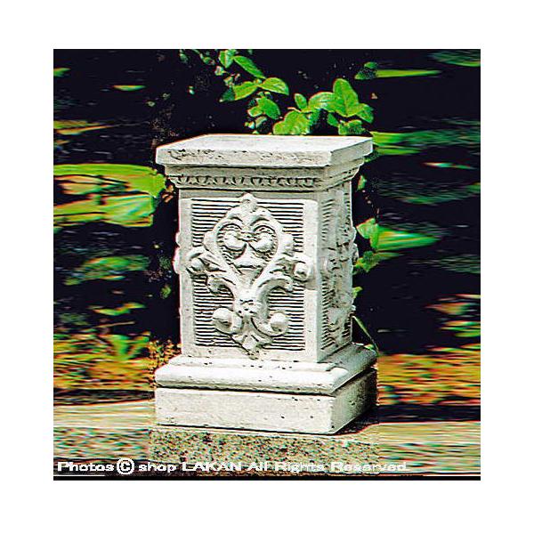 (イタルガーデン社製) モンテマリオ台座 PI-030900 / 材質：人工大理石製 / サイズ： W25 x D25 x H40cm / 白セメントと大理石砕粒子の練り込みの原料により成型された作品です。石像人形、石像花鉢等と組合せには人...