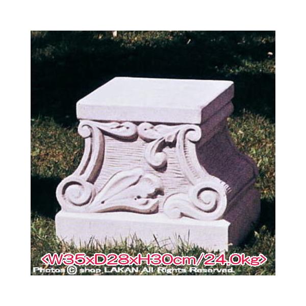 (イタルガーデン社製) オーガスティン 石造角型台座 PI-032200 / 材質：人工大理石製 / サイズ： W35 x D35 x H30 cm / 白セメントと大理石砕粒子の練り込みの原料により成型された作品です。高さ30cmのアウグ...