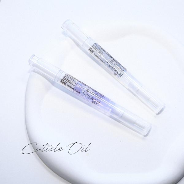甘皮の乾燥を防ぎ、ささくれを予防。指先が潤っていると、それだけで手が綺麗に若く見えますよね。ネイルをしていると乾燥しがちになるのも悩みの種。良質なホホバオイルメインで作ったキューティクルオイルで毎日ケア！指で馴染ませるととってもしっとりしま...