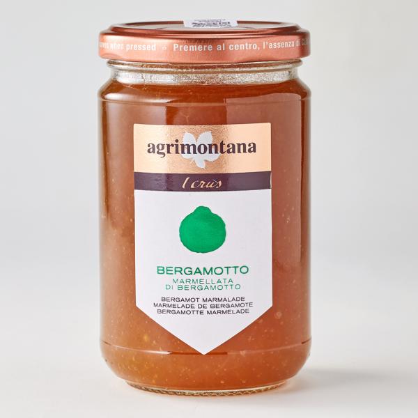 キャンディドフルーツにおいてイタリアでリーディングカンパニーとしてその地位を確立しているアグリモンタナ社の伝統的なレシピに従い、自然由来の成分のみ、エクストラジャムの定義であるフルーツ含有量をさらに超える比率で作られた、フルーツたっぷりの贅...