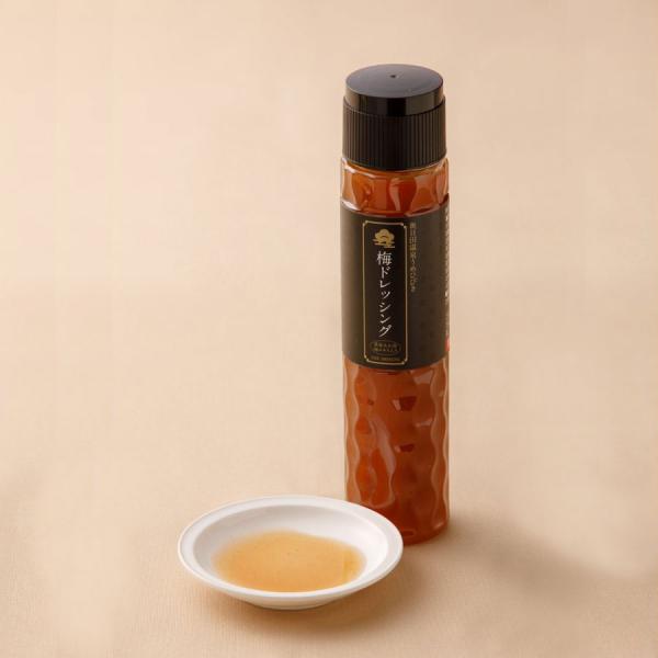 大山産の完熟梅を使うことにより、角の無いサッパリした酸味を感じることができるノンオイルドレッシングです。また昔ながらの製法に拘った地場産の日田醤油を使用しているのも特徴のひとつ。 サラダにはもちろん、カルパッチョや、肉料理にも相性抜群です。...