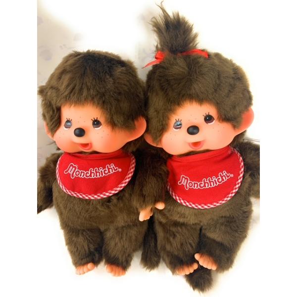 モンチッチ　プレミアムスタンダード　ぬいぐるみMサイズ　最大身長約25センチ※存在感のある　満足度大の大きさです。※大サイズぬいぐるみマスコットは＜オシャブリ＞はありません。男の子女の子より選択※サイズ感のわかる　3サイズにて確認できます。...