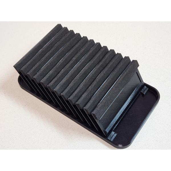 １９５サイズのスプーンフラップシステム１２枚フラップ仕様で収納力も抜群！２００枚以上収納可能。小型バッカンのトレイに収まるサイズにしました。さらにロデオクラフト製チェンジャーワレット内にぴったり入ります。空いてるワレットをお持ちでしたら有効...