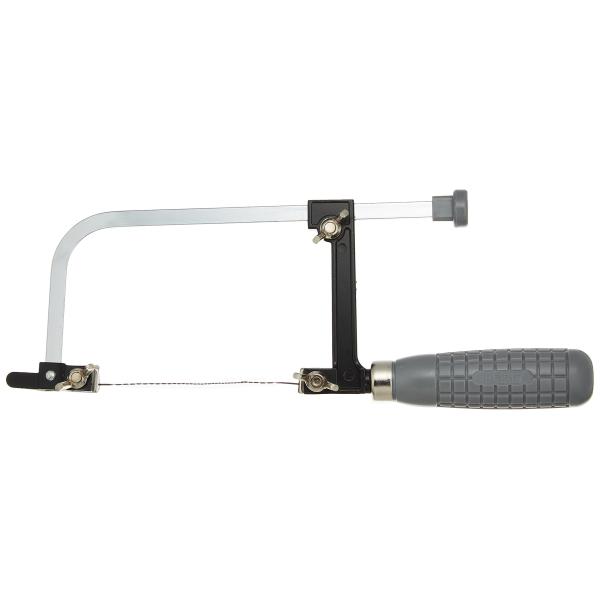 カラー：ブラック/グレーサイズ：糸鋸全長:130mm切込深さ:約75mm替刃長さ:130mm最大切断幅:約110mm糸鋸全長:130mm切込深さ:約75mm替刃長さ:130mm最大切断幅:約110mm付属替刃:堅木・樹脂・鉄板用、銅・アルミ...