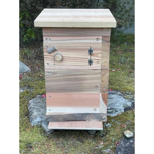 【商品内容】巣箱本体(観察窓1箱+窓なし2箱)合計3箱天板(杉材板厚25ｍｍ)上網(トリカルネット仕様)すのこ枠(杉材)すのこ(桜材三角バー6本)落下防止棒(桜材4本)底板用引出枠(杉材)底板(普通合板　通常用と夏用の2種類）※写真に映って...