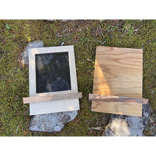 【商品内容】桜材の巣門底板枠底板2種類【サイズ】底板枠　奥行×幅:約35×40cm　高さ:約40mm合板　厚さ:約9mm　　幅:約29cm　奥行:約36cm　【商品説明】重箱式巣箱に合った蜂が好む桜材の巣門と掃除しやすい引出式の底板枠と2種...