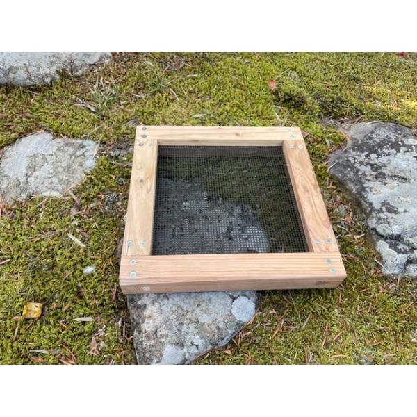 【商品内容】上網【サイズ】　奥行×幅:約35×40cm　高さ:約40mm【商品説明】重箱式巣箱に合わせて製作した、蜂を挟むことなく上から点検ができる上網です。8本の杉の部材を組み合わせ、3.9mmトリカルネットを挟んで製作しました。Fred...
