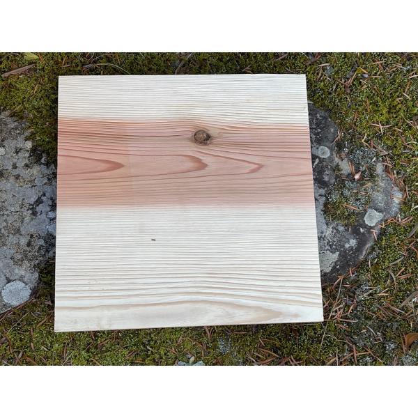 【商品内容】天板【サイズ】　約34×34cｍ　厚み:約24mm【商品説明】重箱式巣箱に合わせて製作した、杉材をはぎ合わせた天板です。Freddoの重箱式巣箱の特徴日本みつばちが嫌がる防虫剤、防腐剤、塗料、金属、接着剤等は極力使用しておりませ...