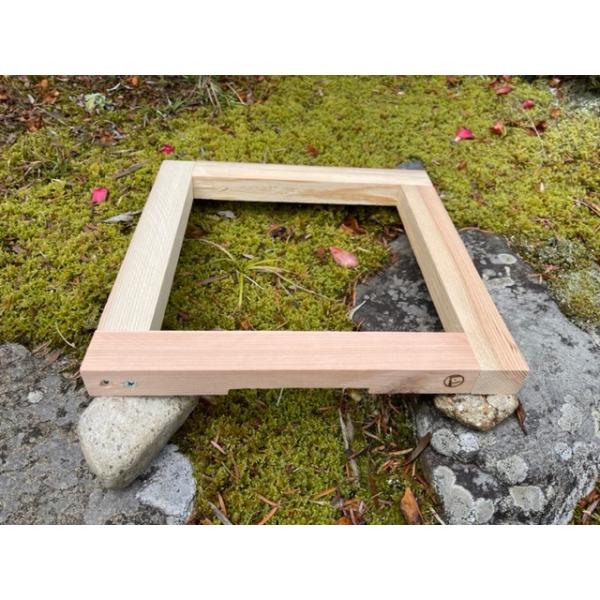 【商品内容】巣門【サイズ】全体高さ:25ｍ奥行:29cm横幅:29cm【商品説明】1カ所に5.5mmの出入口を刻みました。天然の国産杉材を使用し、自社で一貫製作しました。板の厚みが約35mmございます。初心者からプロの養蜂家まで、幅広くご利...