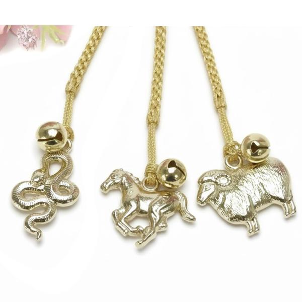 ※ご注意・ポスト配達便での発送なので、代引きでのお支払いは不可能となりますので、ご了承下さい。・ポスト配達便は発送してから2〜5日後に郵便受けに投函されます。 ご利益ありそうな金色の干支根付ストラップ。自分の干支や、その年の干支のアイテムを...