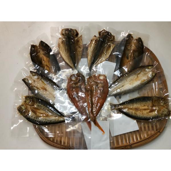 「まるごとくん」は国産のあじ、かます、ほっけ、いわし、金目鯛を開きにし、駿河湾の海洋深層水・豪州産天日塩の塩汁に漬け、特製魚焼き機で遠赤外線と直火で約15分かけて、こんがり、ふっくら焼いて、１尾１尾手作業でレトルト袋に袋詰めにします。真空包...