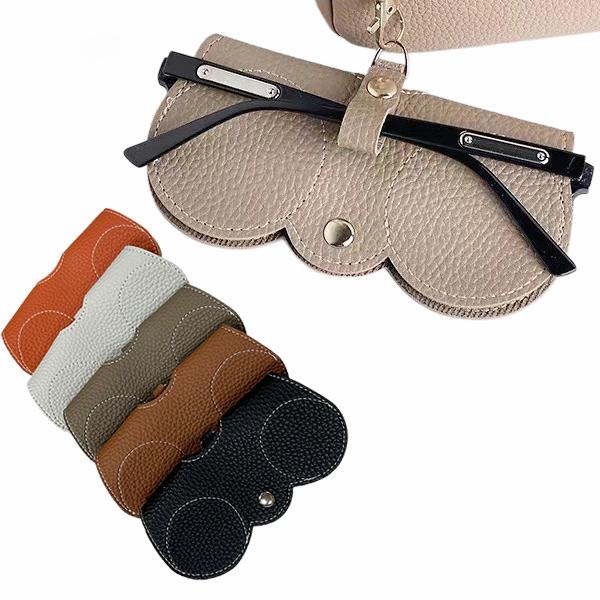 チャームのようにバッグにつける大人っぽくてかわいいメガネケース。スリムなデザインで鞄にコンパクトに入れて持ち運べるメガネケースです。PUレザーを使用したおしゃれなで大人ぽくてかわいい見た目に、防水デザインで外出先でも安心です。メガネケースに...