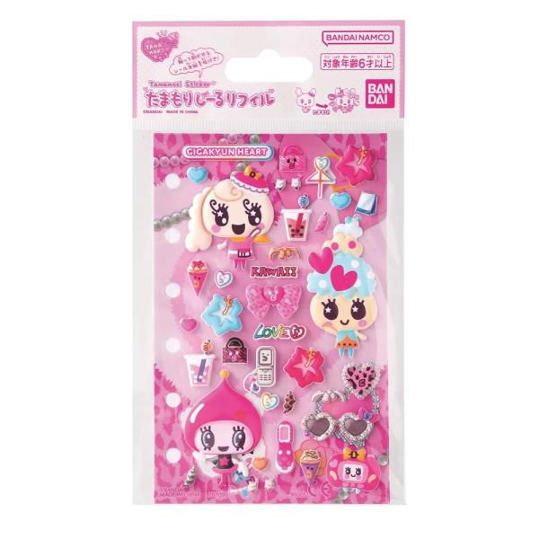 「商品情報」たまもりしーるが令和に復刻！！たまごっちのシールや台紙にアイテムのシールを重ねて自分流にアレンジする「たまもり」が楽しめる、貼ってはがせるぷっくりシールと台紙のセット！「ギガキュンハートセット」は、タピオカドリンクやガラケーなど...