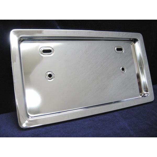 メッキ　おぼんナンバー枠小、中型車用です。※画像2枚目は裏面です。材質：スチール/クロームメッキ仕様サイズ：横約373ｍｍ×縦約210ｍｍ×厚み約20ｍｍ【注意事項】●必ずサイズをご確認ください。●保安基準など自動車関連法に抵触しないようご...