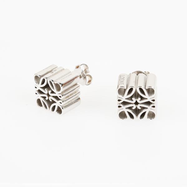 あ*き様 LOEWE ロエベ アナグラム スタッドピアス シルバーカラー LOEWE（ロエベ） アナグラム スタッド ANAGRAM STUD ピアス