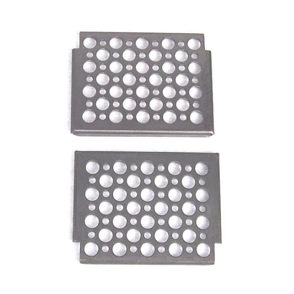 ちょっぴり厚めな鉄板製ハードロストル。板厚1.6mm強度と蓄熱性を備えたハードな鉄製火格子です。過激な焚き火スト向けです。材 料：1,6mm厚 酸洗鉄板重 量：約160g外 寸：約8.2cm×約10.6cm※本製品は１台分２枚１組です。※本...