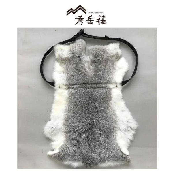 数量限定の[天然うさぎ尻皮]です個体ごとにサイズや毛並み、色合いが異なり、グレーや茶色がかった毛色など一枚一枚に自然ならではの表情がありますサイズは縦40〜50cm、横28〜30cm程度キャンプや登山の休憩時に地面へ敷くことで、底冷えを和ら...