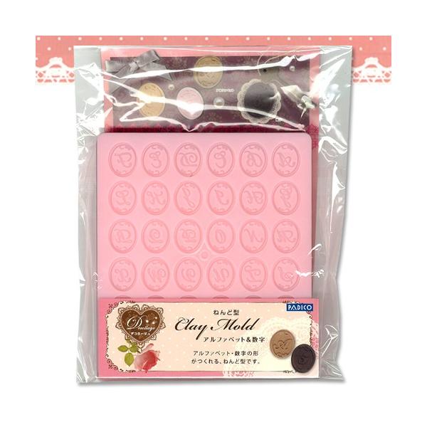 デコラージュ　粘土型　アルファベット型サイズ（約）：14．2×12．2×厚さ1．3ｃｍ材質：ＰＥパジコ 404098スイーツデコパーツ作りで人気のアルファベット、数字のパーツが簡単に作れる粘土型。クラシカルなフォントとフォルムの文字。封筒や...