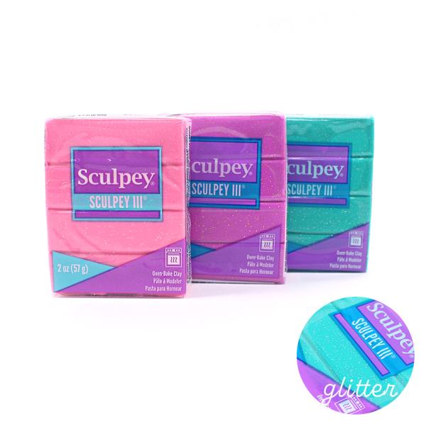 ■内容量… 2oz（57g）■メーカー名… アシーナ焼くとかたまる粘土です。初めは硬くて練りにくいと思いますが、練っているうちに柔らかくなります。冬場は、かなり硬くなるので、カイロや湯煎などで温めていただくことで練りやすくなります。スカルピ...
