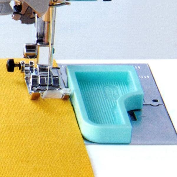 【 サイズ（約） 】 パッケージ … 96×170×11mm【 内容量 】 1個ガイドの向きや組み合わせで、「直線縫い」、「曲線縫い」、「端ミシン」、「ひもを縫うとき」とさまざまな縫い方に対応できます。ミシン針を落とす穴があいている位置決め...