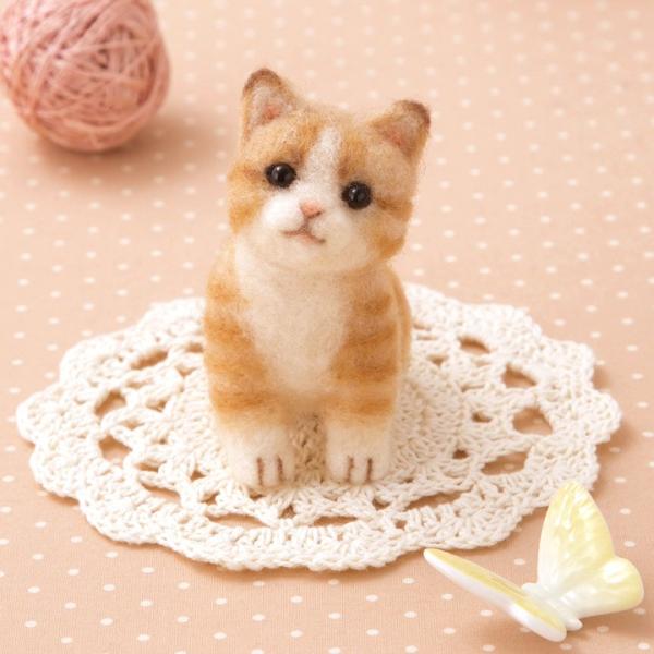 羊毛キット犬猫シリーズで人気の須佐沙知子先生デザイン。【 サイズ（約） 】 高さ7.7cm（完成サイズ）【 セット内容  】 アクレーヌ、目、テキスト【 用意するもの 】 フェルティング用ニードル極細、フェルティング用マットまたはアクレーヌ...